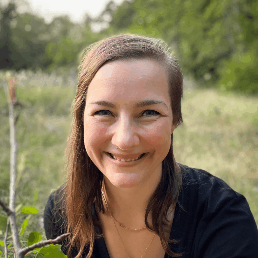 Ganzheitliche Begleiterin für Frauen in inneren Übergängen mit Fokus auf Verkörperung und innere Klarheit