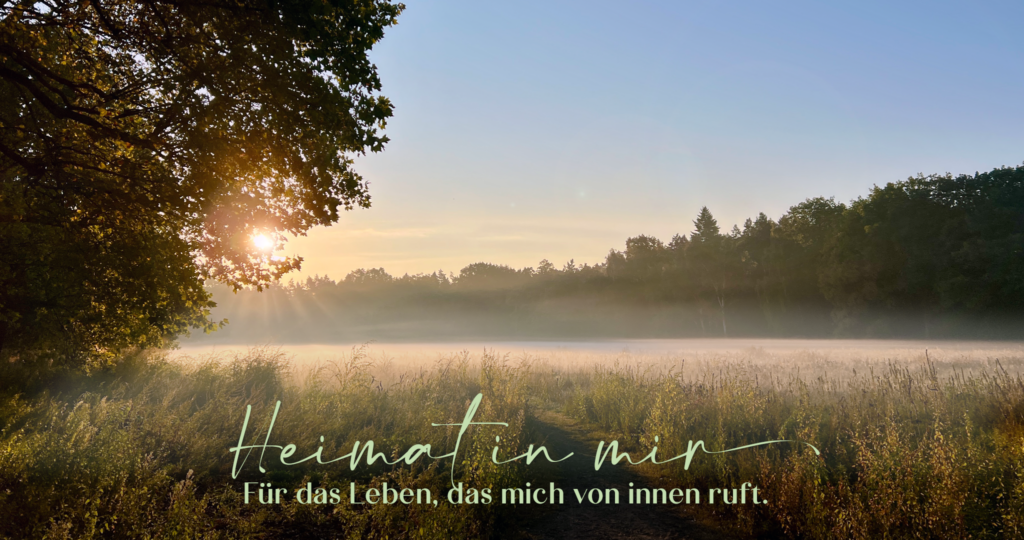 Heimat in mir – Landschaft mit Weg im Morgenlicht als Symbol für innere Orientierung